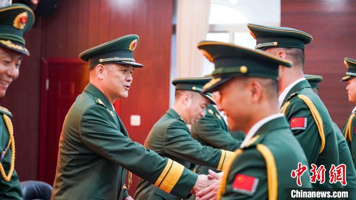 首長為晉銜官兵頒發(fā)任命狀?！堨狭?攝