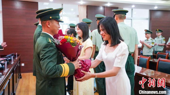 軍屬向晉升警官獻花?！堨狭?攝