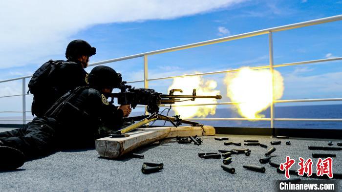 “和平方舟”號(hào)醫(yī)院船在西太平洋海域進(jìn)行反恐反海盜演練。圖為火力組隊(duì)員進(jìn)行警告射擊?！⌒煳?攝