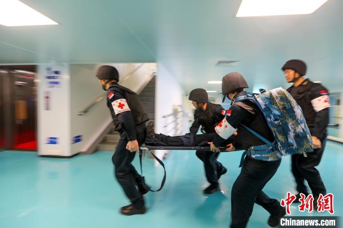 “和平方舟”號(hào)醫(yī)院船在西太平洋海域進(jìn)行反恐反海盜演練。圖為醫(yī)療救護(hù)組在轉(zhuǎn)運(yùn)“傷員”?！⌒煳?攝