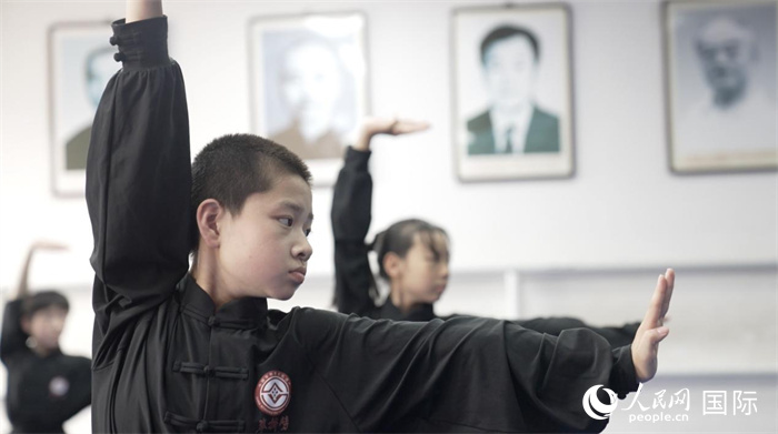 正在練習(xí)劈掛拳的武術(shù)學(xué)童。人民網(wǎng)記者 袁蒙攝