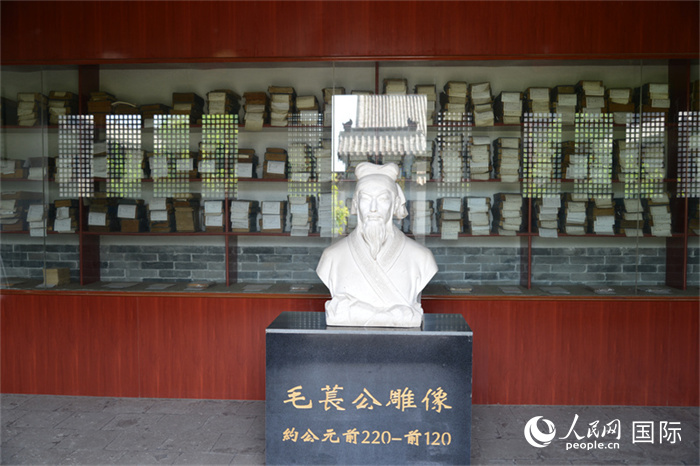 河間詩經(jīng)齋毛萇雕像。雕像后書櫥中陳列的是歷代各版本《詩經(jīng)》及譯本。 人民網(wǎng) 趙昭攝