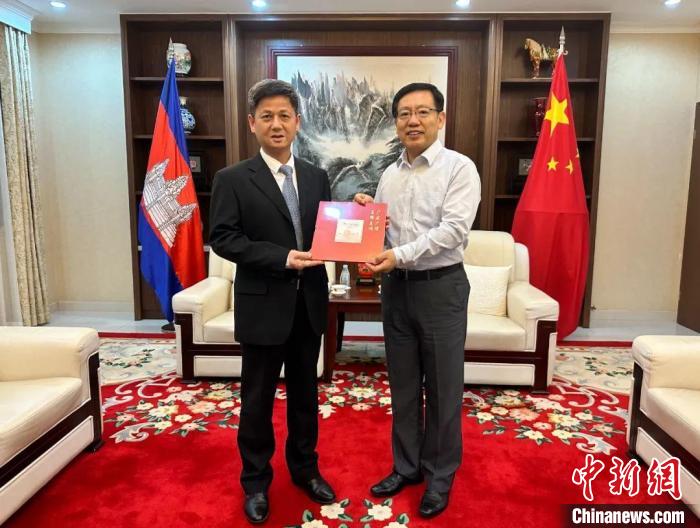 7月12日下午，中國駐柬埔寨大使王文天在金邊會(huì)見援柬中醫(yī)醫(yī)療隊(duì)?！≈袊v柬埔寨大使館微信公眾號(hào) 攝