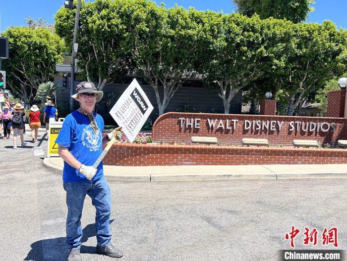 當(dāng)?shù)貢r(shí)間7月14日上午，華納兄弟、迪士尼等美國影視娛樂產(chǎn)業(yè)巨頭總部門前，有成百上千的人高舉“罷工”標(biāo)語牌游行示威。由于未能與美國電影和電視制片人聯(lián)盟(AMPTP)就新合同達(dá)成協(xié)議，擁有約16萬名會(huì)員的好萊塢三大工會(huì)之一美國影視演員協(xié)會(huì)(SAG-AFTRA)發(fā)起罷工，于14日起在洛杉磯和紐約的十余家制片公司外示威游行。 <a target='_blank' href='/'><p  align=