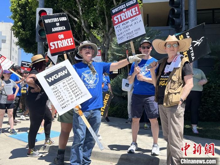 當(dāng)?shù)貢r(shí)間7月14日上午，華納兄弟、迪士尼等美國影視娛樂產(chǎn)業(yè)巨頭總部門前，有成百上千的人高舉“罷工”標(biāo)語牌游行示威。由于未能與美國電影和電視制片人聯(lián)盟(AMPTP)就新合同達(dá)成協(xié)議，擁有約16萬名會(huì)員的好萊塢三大工會(huì)之一美國影視演員協(xié)會(huì)(SAG-AFTRA)發(fā)起罷工，于14日起在洛杉磯和紐約的十余家制片公司外示威游行。 <a target='_blank' href='/'><p  align=