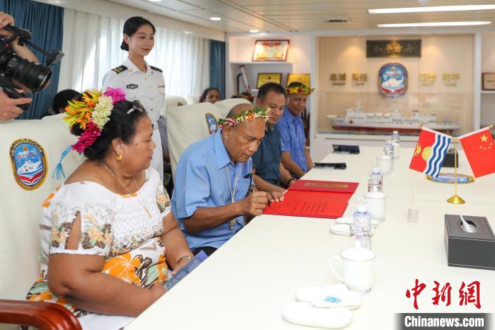 基里巴斯總統(tǒng)塔內希·馬茂為“和平方舟”醫(yī)院船留言?！⌒煳?攝