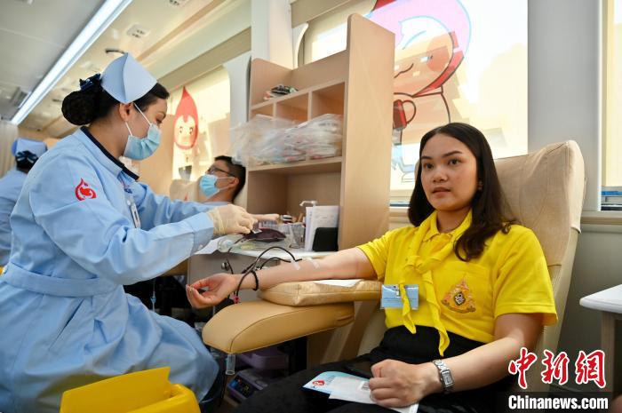 圖為獻血活動現(xiàn)場?！∮峋?攝