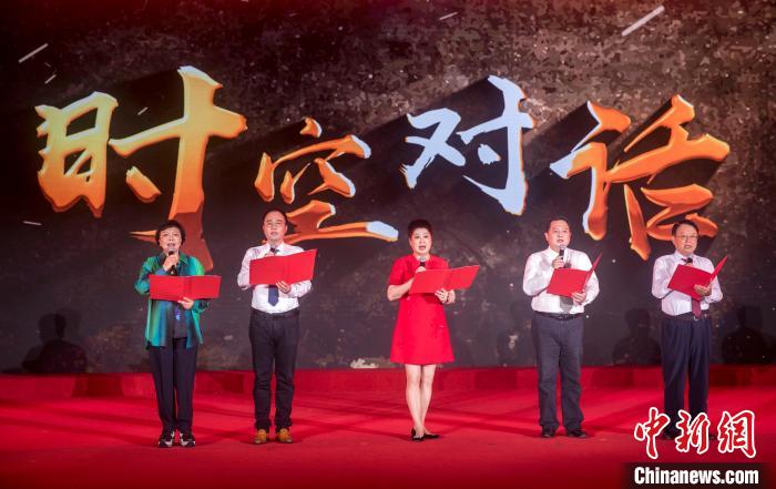 陳曉帆與顏福慶之孫顏志淵、陶行知曾孫陶侃、榮毅仁侄女榮智豐深情朗誦《與統(tǒng)戰(zhàn)先輩的時空對話》。　張昊 攝