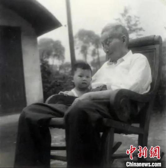 陳望道與幼年的陳曉帆。　陳曉帆供圖