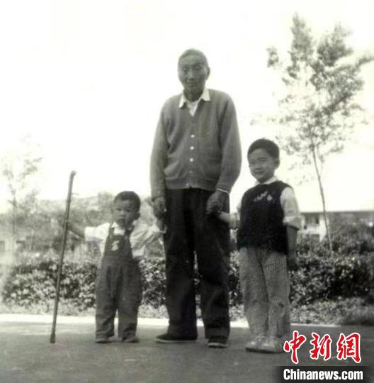 陳望道與幼年的陳曉帆(左)、陳曉帆的哥哥一起合影?！￡悤苑﹫D