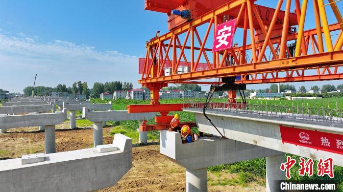 長25米重80噸的箱梁平穩(wěn)、精準(zhǔn)地落在S314分離式立交橋25號(hào)和26號(hào)墩上?！⒂癫?攝