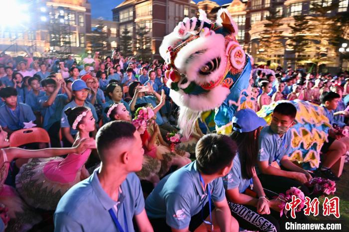 舞獅表演與現(xiàn)場觀眾互動?！⊥鯑|明 攝