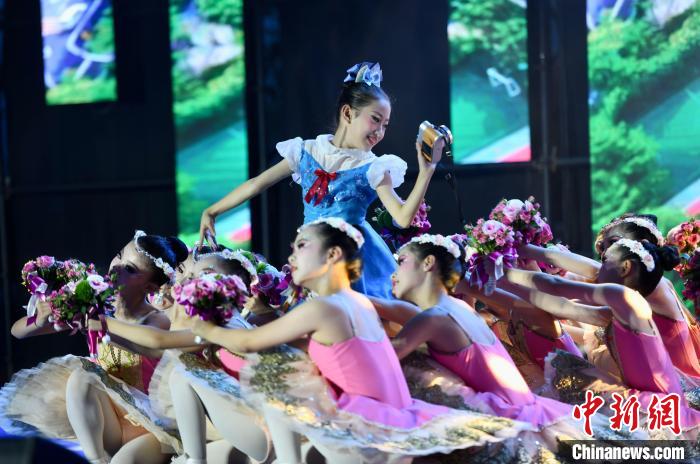 芭蕾表演《鮮花送給好朋友》?！⊥鯑|明 攝