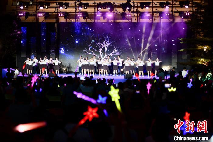 合唱表演《夜空中最亮的星》?！⊥鯑|明 攝