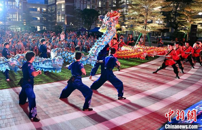 兩岸青少年同臺呈現(xiàn)龍獅表演?！⊥鯑|明 攝