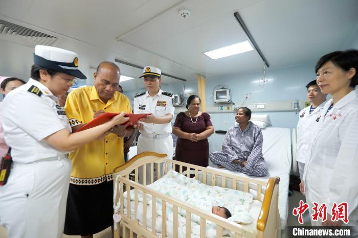 基里巴斯總統(tǒng)馬茂為新生兒取名，并在出生證明上親筆填寫寶寶名字?！±栌?攝