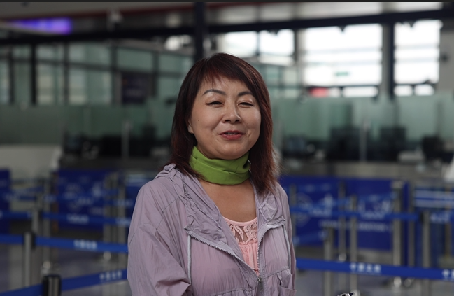 7月22日，曾經(jīng)在老撾瑯勃拉邦工作過3年的加拿大華僑孫月玲乘坐中老鐵路國際旅客列車從中國出境。衛(wèi)海林 攝