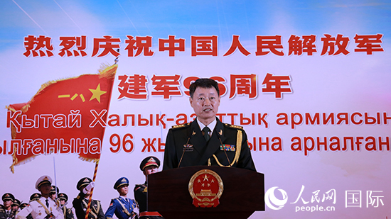 國(guó)防武官胡德君大校發(fā)表致辭。人民網(wǎng)記者 李強(qiáng)攝