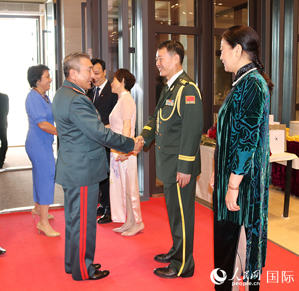 國(guó)防武官胡德君大校迎接賓客。人民網(wǎng)記者李強(qiáng)攝