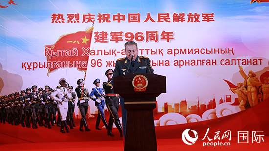 哈國(guó)防部副部長(zhǎng)卡馬列特季諾夫中將發(fā)表致辭。人民網(wǎng)記者 李強(qiáng)攝