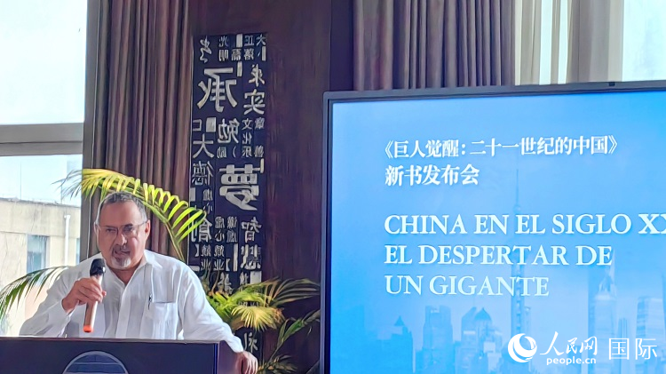 羅德里格斯博士現(xiàn)場介紹著作。吳志華攝