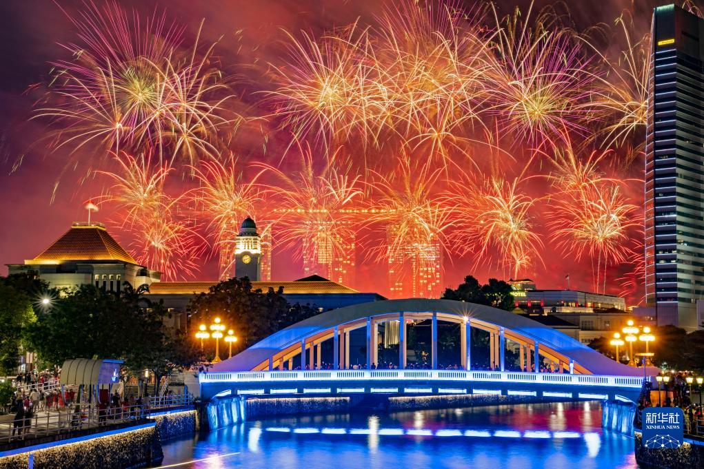 這是8月9日在新加坡國慶慶典上拍攝的煙花。