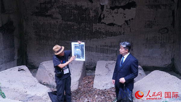 毒氣島歷史研究所事務局長山內正之在毒氣儲存遺址為大家介紹日軍發(fā)動毒氣戰(zhàn)的罪證。人民網 蔣曉辰攝