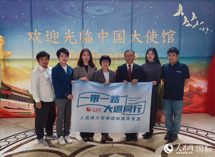 崔建春大使（右三）與人民網(wǎng)記者合影。