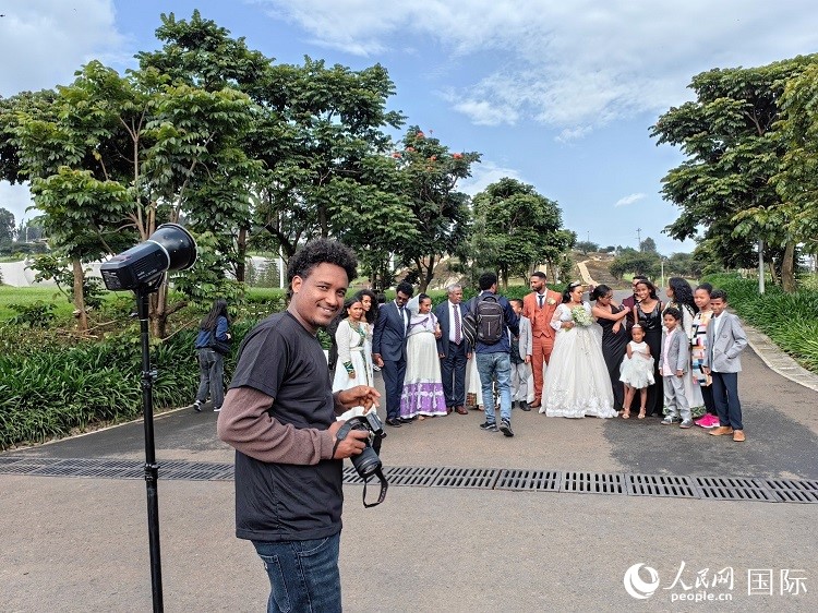 一對(duì)新人和親友在亞的斯亞貝巴友誼廣場合影。人民網(wǎng)記者 陳星星攝