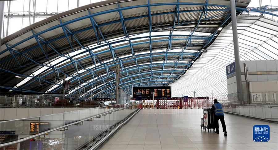 9月1日，一名工作人員在英國倫敦滑鐵盧火車站內(nèi)行走。因在收入、工作條件等方面與鐵路運營企業(yè)存在分歧，英國鐵路員工在9月1日、2日舉行罷工。由于鐵路服務(wù)大幅減少，人們出行面臨不便。新華社記者 李穎 攝