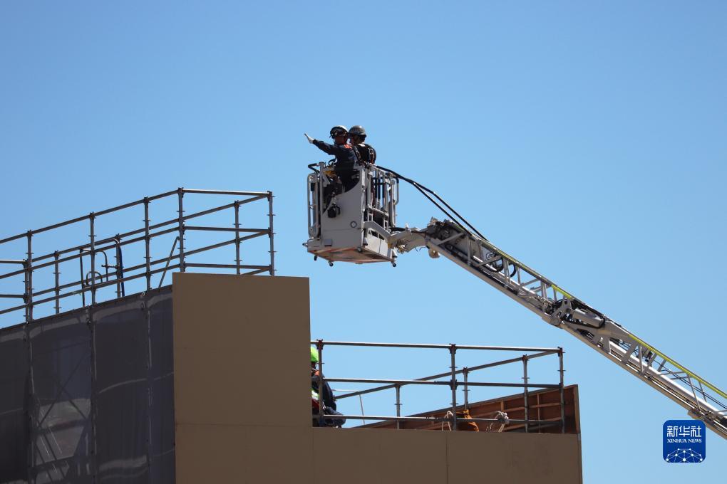 9月1日，在日本神奈川縣相模原市，消防員演練用消防云梯車救下被困高樓的民眾。9月1日是日本防災(zāi)日。當(dāng)天，日本中央政府及多個(gè)都縣市舉行了防災(zāi)演練，以提高大規(guī)模災(zāi)害發(fā)生時(shí)防災(zāi)機(jī)構(gòu)和市民迅速應(yīng)對(duì)的能力。新華社記者 楊光 攝