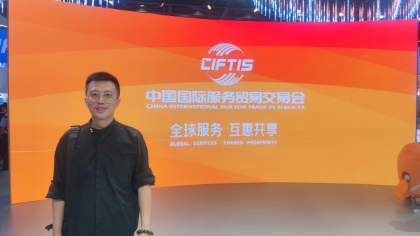 9月2日，梁家僖在國家會議中心拍照留念。受訪者供圖