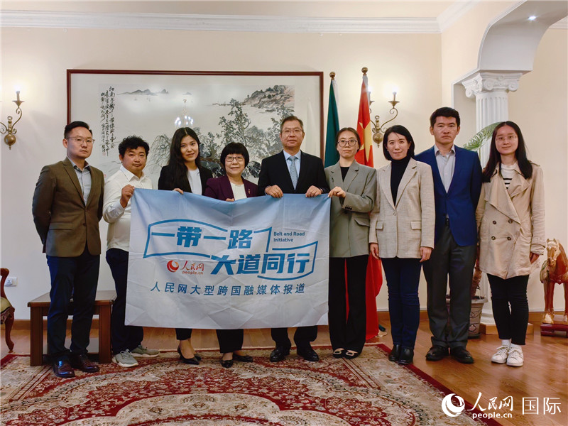 胡長(zhǎng)春大使、駐非盟使團(tuán)工作人員與人民網(wǎng)記者合影。