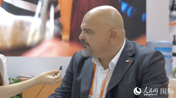 塞浦路斯首席經(jīng)濟(jì)商務(wù)參贊歐陽路接受記者采訪。人民網(wǎng) 王禹蘅攝