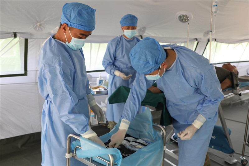 出征前，“純凈家園-2023”多國聯(lián)合掃雷行動中方任務(wù)分隊醫(yī)療組官兵正在進(jìn)行專業(yè)訓(xùn)練。趙文環(huán)攝