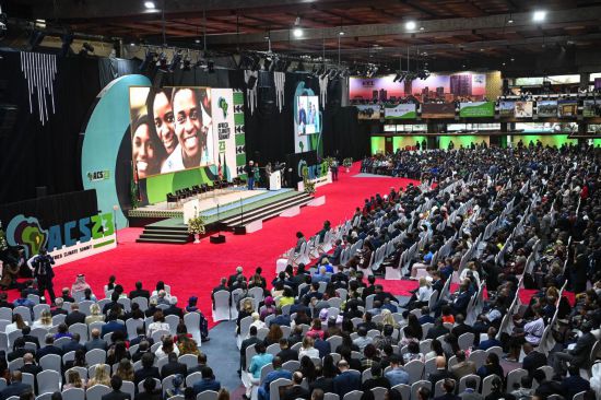 9月4日，在肯尼亞內(nèi)羅畢，與會代表參加首屆非洲氣候峰會開幕式。新華社記者 韓旭 攝