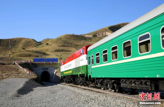 2016年8月24日，塔吉克斯坦“瓦赫達(dá)特-亞灣”鐵路通車。這是絲綢之路經(jīng)濟(jì)帶框架下首個(gè)開工并建成的鐵路項(xiàng)目，具標(biāo)志性意義。圖為火車進(jìn)入由中鐵十九局集團(tuán)有限公司承建的隧道。文龍杰 攝