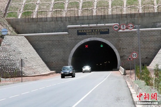 連接塔吉克斯坦南北的重要隧道之一哈特隆隧道由中國(guó)路橋承建，是塔國(guó)南北公路交通的重要干線道路，對(duì)促進(jìn)塔吉克斯坦南北交流和國(guó)民經(jīng)濟(jì)發(fā)展具有重要意義。田冰攝