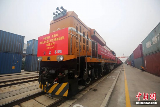 2021年7月5日，中國(guó)—上海合作組織地方經(jīng)貿(mào)合作示范區(qū)（簡(jiǎn)稱“上合示范區(qū)”）前往塔吉克斯坦首都杜尚別的首班中歐班列（齊魯號(hào)）“上合快線”發(fā)出，從上合示范區(qū)青島多式聯(lián)運(yùn)中心啟程，為中國(guó)及日本、韓國(guó)等周邊國(guó)家和地區(qū)與塔吉克斯坦經(jīng)貿(mào)往來提供了全新的物流解決方案。胡耀杰 攝