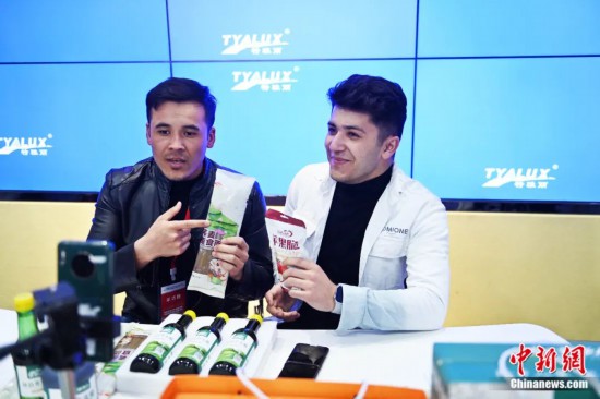 2023年3月，甘肅省慶陽市環(huán)縣電商創(chuàng)業(yè)孵化基地內(nèi)，來自蘭州文理學(xué)院的塔吉克斯坦留學(xué)生正在協(xié)助主播直播帶貨當(dāng)?shù)剞r(nóng)特產(chǎn)品。李亞龍 攝