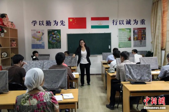 2014年，塔吉克斯坦國(guó)立民族大學(xué)的孔子學(xué)院內(nèi)，教師正在為塔吉克斯坦學(xué)生授課。田冰 攝