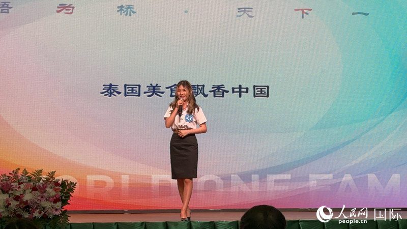 榮獲世界大學(xué)生中文比賽亞洲冠軍的泰國(guó)選手。人民網(wǎng)記者 孫廣勇攝