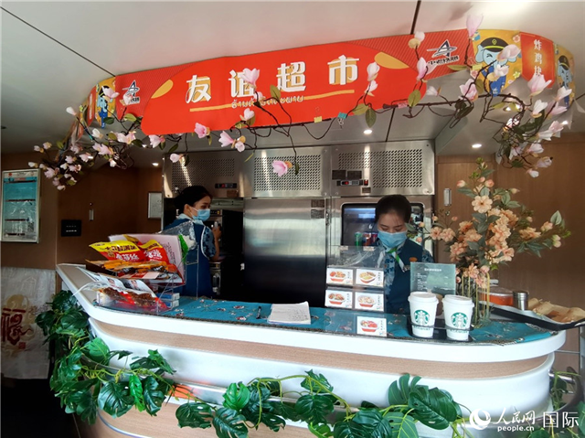 中老鐵路國(guó)際旅客列車?yán)锏摹坝颜x超市”。人民網(wǎng) 杜明明攝
