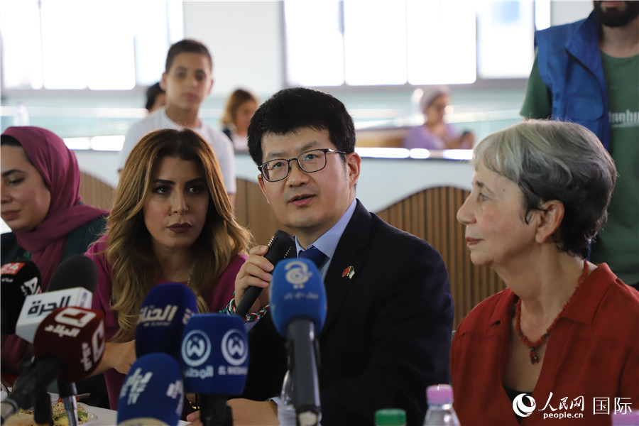 李健在捐贈活動上致辭。人民網(wǎng)記者 王傳寶攝