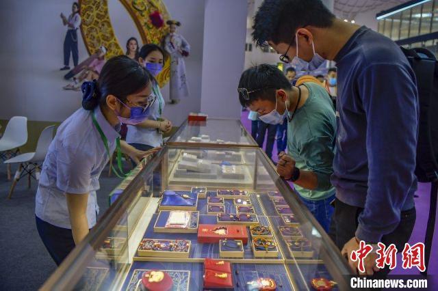 資料圖：民眾選購金飾品。駱云飛 攝