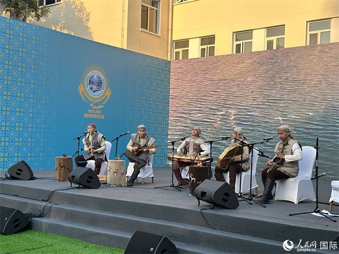 哈薩克斯坦著名音樂組合“圖蘭”樂隊演奏民族音樂。人民網(wǎng) 阿爾達克攝