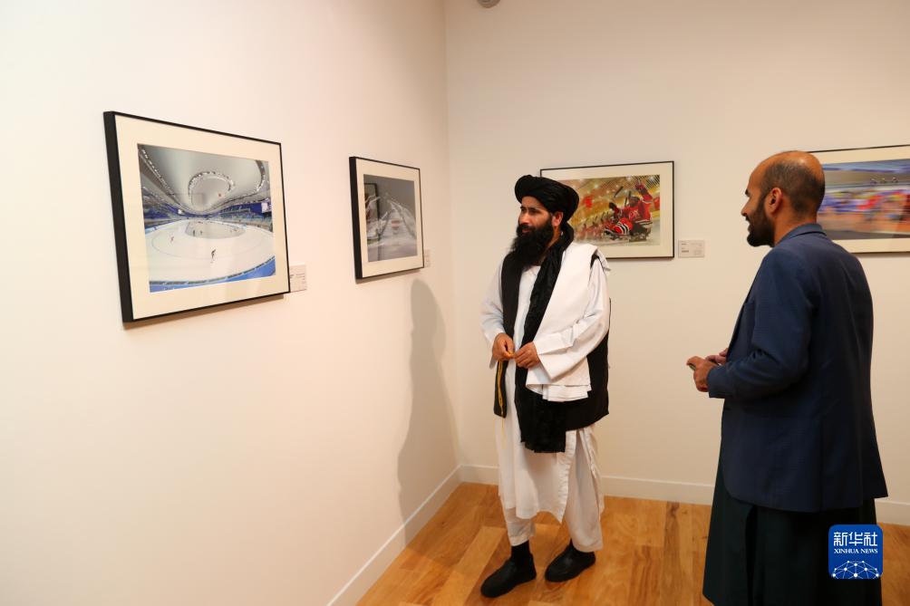9月18日，人們在卡塔爾多哈參觀“你好，北京”攝影展。新華社記者隋先凱攝