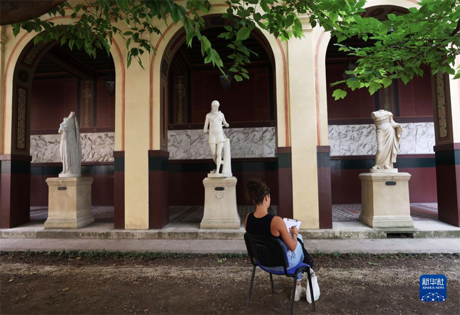 9月17日，在法國(guó)巴黎國(guó)立高等美術(shù)學(xué)院舉行的歐洲遺產(chǎn)日活動(dòng)上，參觀者參與繪畫創(chuàng)作和體驗(yàn)。新華社記者 高靜 攝