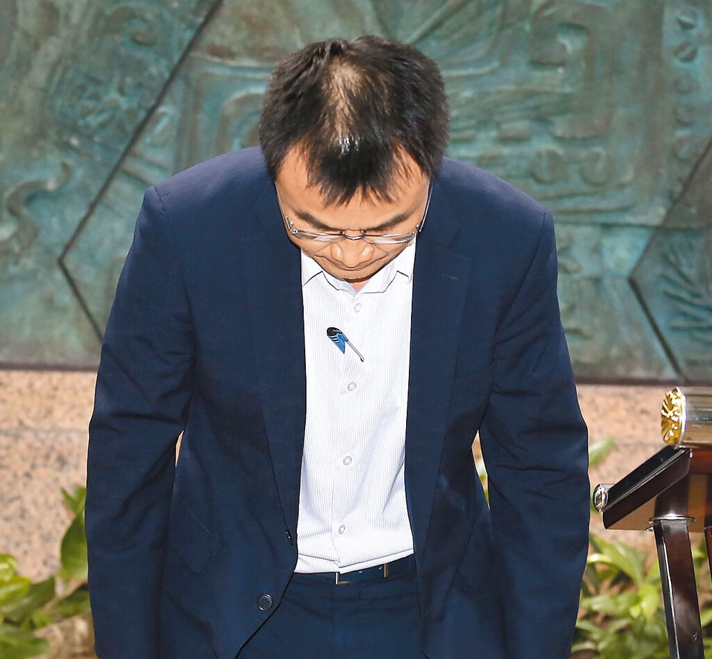 臺(tái)農(nóng)業(yè)部門負(fù)責(zé)人陳吉仲19日傍晚舉行記者會(huì)說(shuō)明項(xiàng)目進(jìn)口雞蛋議題，當(dāng)日晚間8點(diǎn)在臉書上宣布辭職。 圖片來(lái)源：臺(tái)灣“中時(shí)新聞網(wǎng)”