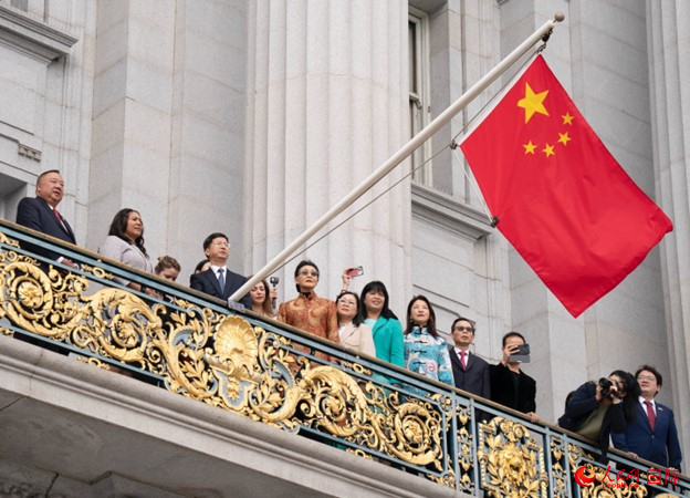 當(dāng)?shù)貢r(shí)間9月29日，中國駐舊金山總領(lǐng)事張建敏與舊金山市長倫敦·布理德一起在舊金山市政廳陽臺升起中國國旗，慶祝中華人民共和國成立74周年。人民網(wǎng)記者 鄧圩攝